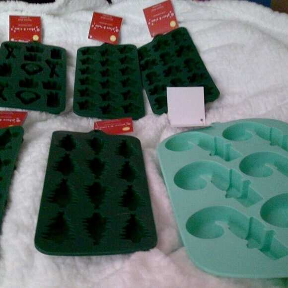 Wilton holiday Christmas Tree bundle of silicone bakeware New - Picture 6 of 7